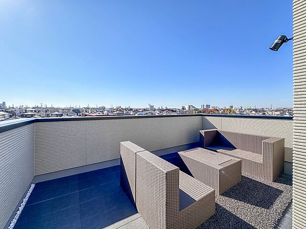 【バルコニー】 バルコニーから差し込む陽光・通風は、住環境・快適性と共に有り続ける貴重な「財産」です。