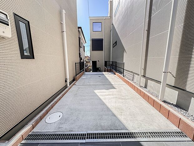 【駐車場】毎日の生活にマイカーが必須という方は、購入を検討する際、駐車場があることは大事な条件です。毎日の通勤や家族の送迎、買い物やお出かけなどクルマのある暮らしを満喫したい方は要チェック。…