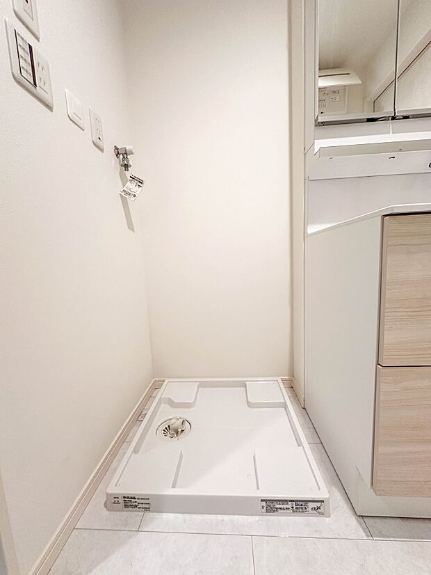 【ランドリースペース】毎日使う洗濯機。しっかりと奥行きのある置き場が確保されています。