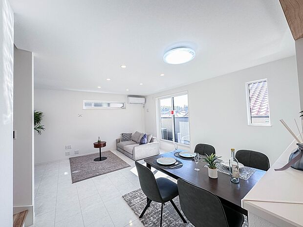 シンプルなデザインの家は風情がある。住む人のこだわりを感じる。外観も内装もいたってシンプル。居心地がよく、家事や趣味、子育てなどにも集中できる。家も人間も熟成するほどシンプルになっていくよう…