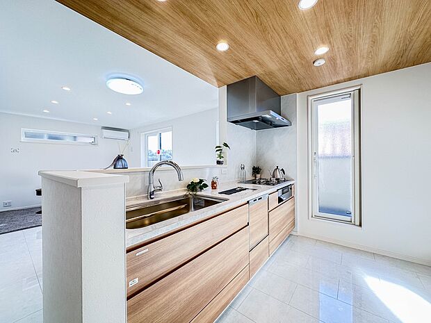 【ダイニングキッチン】会話でホッとコミュニケーションできるリビング。料理でホッとハピネスになるキッチンなど。人をホッとさせる最新設備・仕様を採用しています。