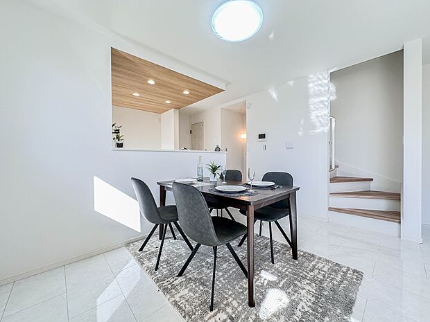 【ダイニング】忙しい朝でも家族揃って食事をしたいゆとりあるダイニングスペース。