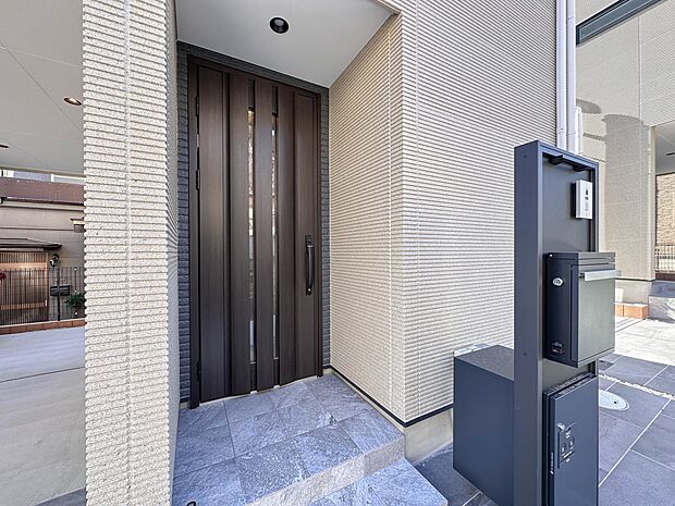 【玄関】家の顔となる玄関は、高いデザイン性が求められます。高級感と断熱性、防犯性に優れた玄関ドアを標準装備。ピッキング対策のセキュリティサムターン等、防犯に考慮しました。