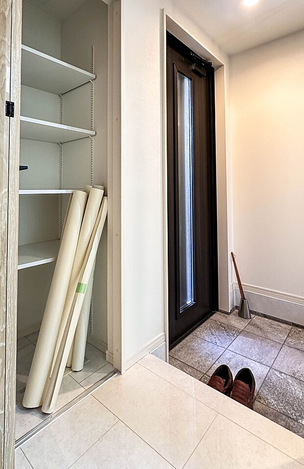 【シューズボックス(下駄箱)】 大型のシューズボックスには靴やブーツ、サンダルはもちろん、ハンカチや手袋、バック類などのお出かけ用品、印鑑や朱肉なども収納可能です。