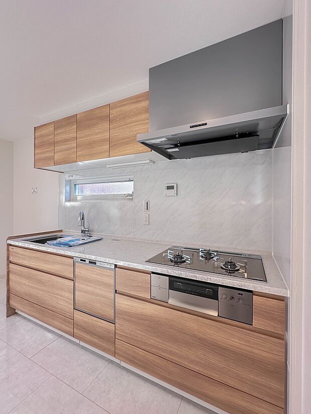 【キッチン】ナチュラルな自然光の中での調理。会話が弾む対面型キッチン。お洒落な食器類を余裕で収納できるスペース。動きやすい女性目線のキッチン動線。これからはお料理をつくる時間が劇的に変わりま…