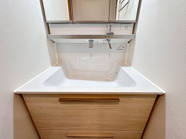 【洗面台】 十分な大きさの洗面台は、身だしなみチェックや歯磨きなど、朝の慌ただしい時間でもホテルライクなスペースで余裕とゆとりを感じて頂けます。