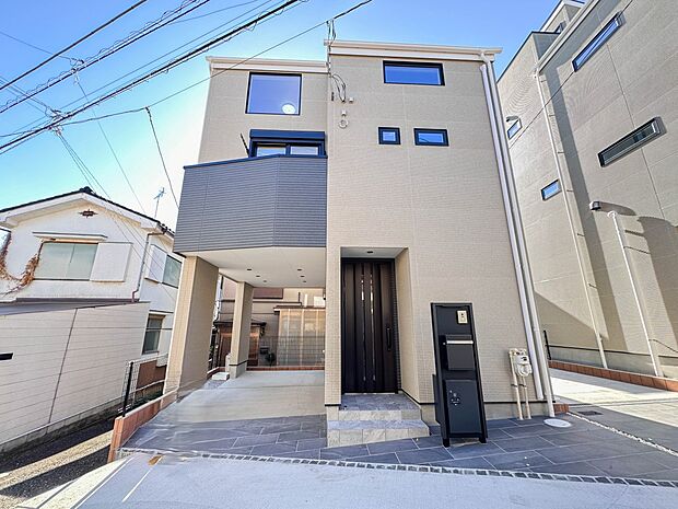 【外観】家族の温かさと陽光の暖かさ、楽しい毎日と明るい未来を予感させる「空間が織り成すひとつ先の住み心地」を演出します。