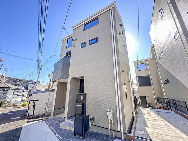 【外観】こちらの物件に少しでもご興味がありましたら、お気軽にお電話下さい。ネット上で「見えない物」「わからない事」でも、実際にご見学いただくことで、手に取るようにおわかりいただけるはずです。…