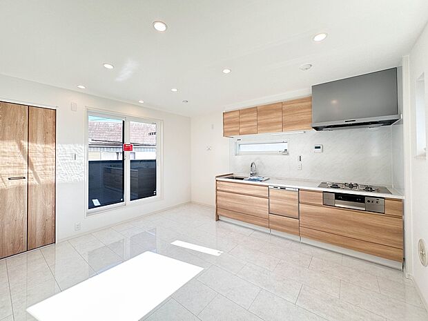 【ダイニング】忙しい朝でも家族揃って食事をしたいゆとりあるダイニングスペース。