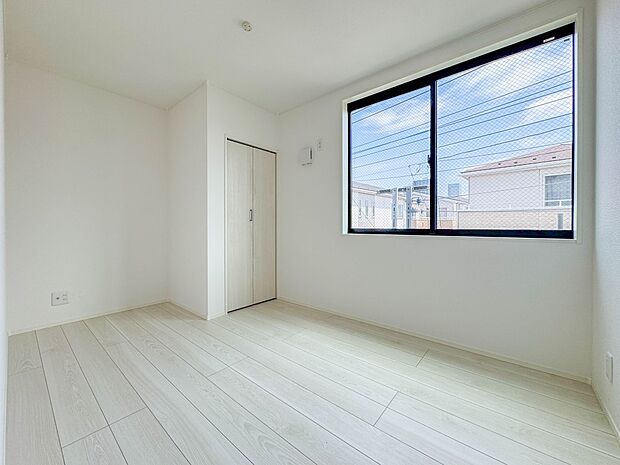 【子供部屋4.5帖】お子様のお部屋にぴったりなクロークを備えたフローリング仕様の洋室です。