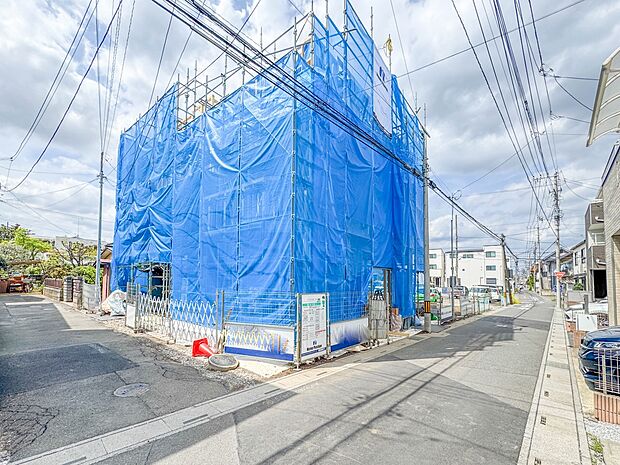 【前面道路4M】家の前をまっすぐの通りが走っている。クルマは少なく、人々は毎朝、ウォーキング、ジョギング、犬の散歩など、フリーな朝時間を過ごしている。