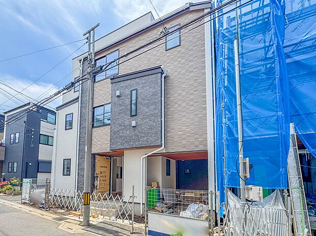 【外観】家族の温かさと陽光の暖かさ、楽しい毎日と明るい未来を予感させる「空間が織り成すひとつ先の住み心地」を演出します。