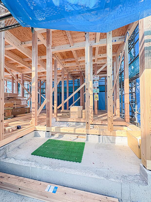 ＜玄関＞家の顔となる玄関は、高いデザイン性が求められます。高級感と断熱性、防犯性に優れた玄関ドアを標準装備。ピッキング対策のセキュリティサムターン等、防犯に考慮しました。