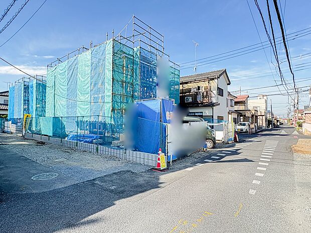 【前面道路】家の前をまっすぐの通りが走っている。クルマは少なく、人々は毎朝、ウォーキング、ジョギング、犬の散歩など、フリーな朝時間を過ごしている。