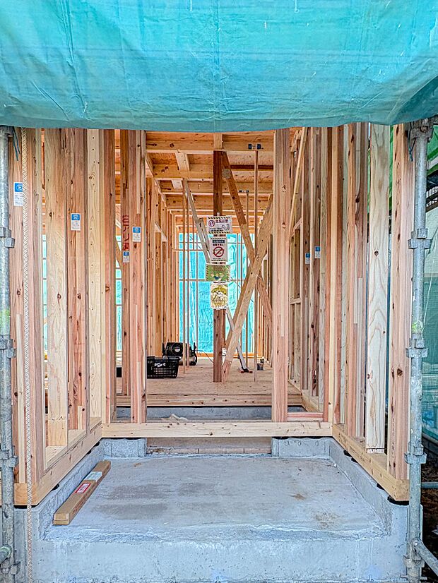 【玄関】玄関へ向かうまでのアプローチに漂う上質が期待感をもたせます。玄関は建物の顔。落着きを醸し出した自己主張が心に訴えてきます。