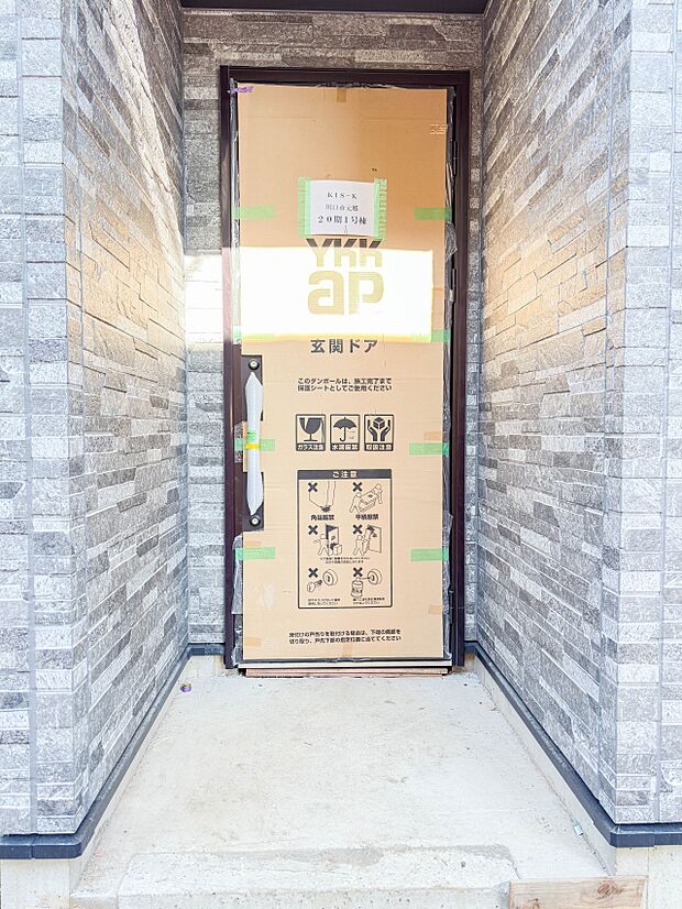 【玄関アプローチ】  玄関はおうちの顔と言われます。玄関アプローチは、外観デザインの印象を左右します。ご家族の個性を出しながら、素敵な玄関でお客様をお迎えしてください。