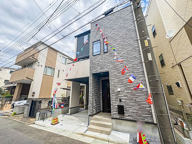 【外観】家族の温かさと陽光の暖かさ、楽しい毎日と明るい未来を予感させる「空間が織り成すひとつ先の住み心地」を演出します。