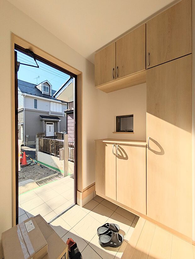 玄関はその家と住まう人を印象づけます。それだけデザイン、機能性の存在感が大切になるわけですね。優れた防犯性、断熱性も求められます。家は玄関から始まります。