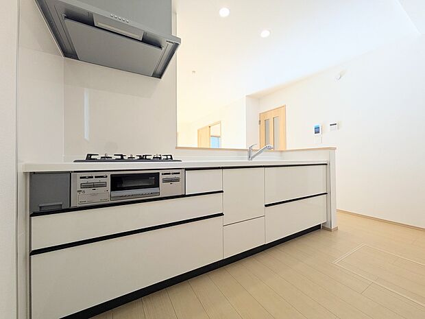 【キッチン】ナチュラルな自然光の中での調理。会話が弾む対面型キッチン。お洒落な食器類を余裕で収納できるスペース。動きやすい女性目線のキッチン動線。これからはお料理をつくる時間が劇的に変わりま…