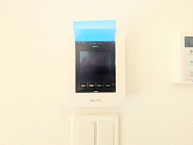 【TVモニター付インターホン】  来訪者の様子を室内TVモニターでチェック。対応したくないセールスを断りやすく、子どもに留守番をさせるときも安心。不在時の来訪者を録画でき、犯罪抑止効果も期待…