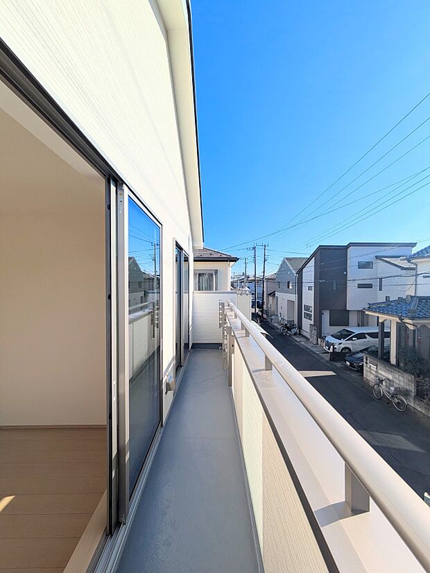 【Balcony-バルコニー】澄み切った青空と、心地良い風を感じるワイドバルコニー。