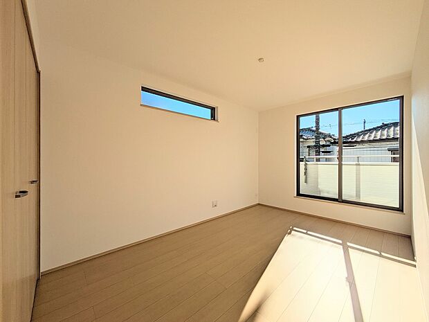 【リビング以外の居室】独立性を高めたお部屋。たっぷりの収納も配備しており、片付いた空間を現実出来そう。陽光も降り注ぐ明るく開放的な空間が魅力的。