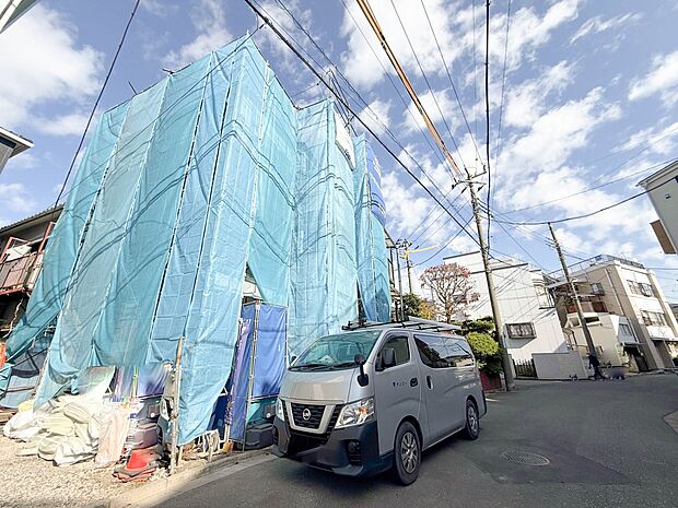 1号棟【前面道路6ｍ】家の前をまっすぐの通りが走っている。クルマは少なく、人々は毎朝、ウォーキング、ジョギング、犬の散歩など、フリーな朝時間を過ごしている。