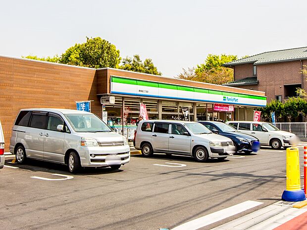 コンビニ 300m ファミリーマート(ファミリーマートの強さは、少量のお惣菜を売るファミデリカとドラッグストアと組んだコラボ。サラダを中心にしたヘルシー食材が充実のコンビニです。)