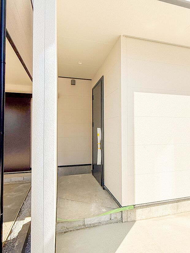 2号棟【玄関】玄関はおうちの顔と言われます。玄関アプローチは、外観デザインの印象を左右します。ご家族の個性を出しながら、素敵な玄関でお客様をお迎えしてください。