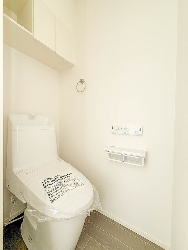 2号棟【トイレ】トイレ・ウォシュレット付。快適で衛生的な洗浄機能付温水シャワートイレです。