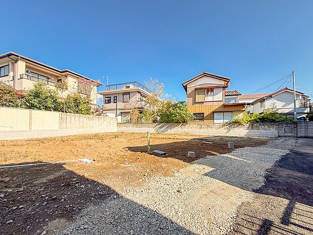 2号棟【前面道路】家の前をまっすぐの通りが走っている。クルマは少なく、人々は毎朝、ウォーキング、ジョギング、犬の散歩など、フリーな朝時間を過ごしている。