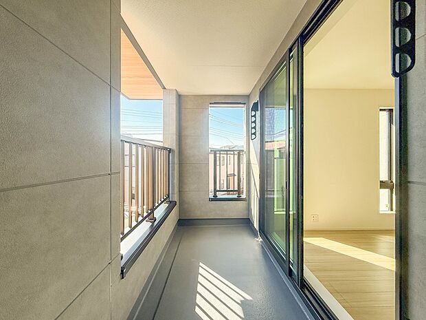 2号棟【バルコニー】  バルコニーから差し込む陽光・通風は、住環境・快適性と共に有り続ける貴重な「財産」です。