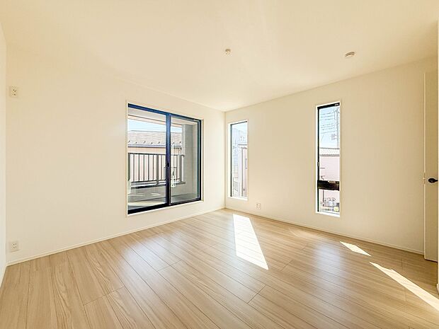 2号棟【洋室7.8帖】独立性を高めたお部屋。たっぷりの収納も配備しており、片付いた空間を実現出来そう。陽光も降り注ぐ明るく開放的な空間が魅力的。