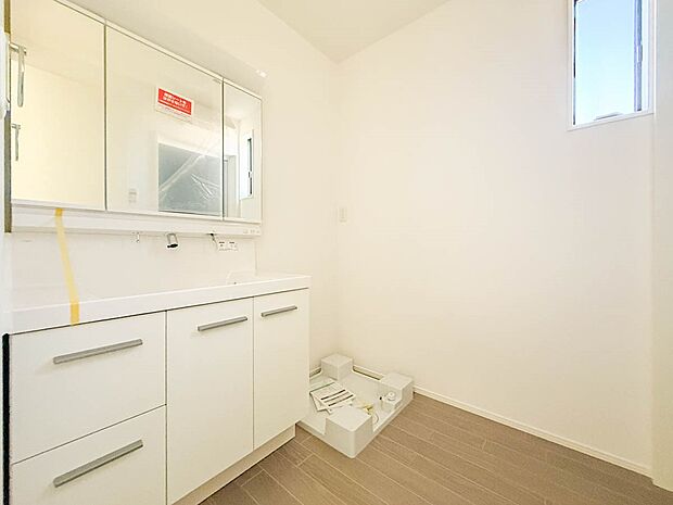 2号棟【脱衣所】洗面所は小さなプライベートスペース。歯磨き、洗顔と毎日施す個人空間。