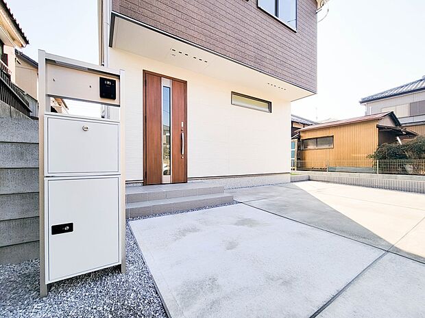 1号棟【玄関】玄関へ向かうまでのアプローチに漂う上質が期待感をもたせます。玄関は建物の顔。落着きを醸し出した自己主張が心に訴えてきます。