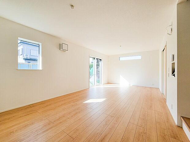 1号棟【LDK帖】整然とした空間演出、快適な理想の暮らしの実現は家のみの拘りではなく、そこで暮らす方々にとって素敵な環境であることも挙げられると思います。四季折々の変化が奏でる鼓動を楽しんで…