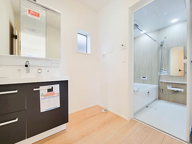 1号棟【洗面台】 十分な大きさの洗面台は、身だしなみチェックや歯磨きなど、朝の慌ただしい時間でもホテルライクなスペースで余裕とゆとりを感じて頂けます。