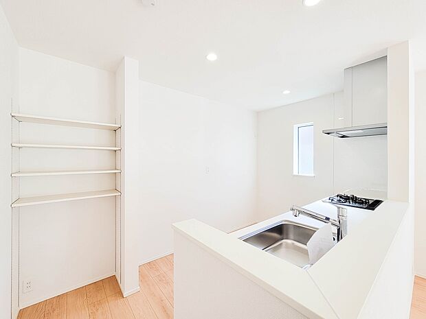 【パントリー(食料庫)】 常温保存できるパン、お米、調味料、缶詰など、日常的に使うものや未開封の食品の収納にぴったり。棚にものを並べて収納すれば、何が足りないのかひと目で確認できます。