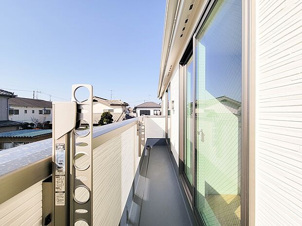 1号棟【バルコニー】 バルコニーから差し込む陽光・通風は、住環境・快適性と共に有り続ける貴重な「財産」です。