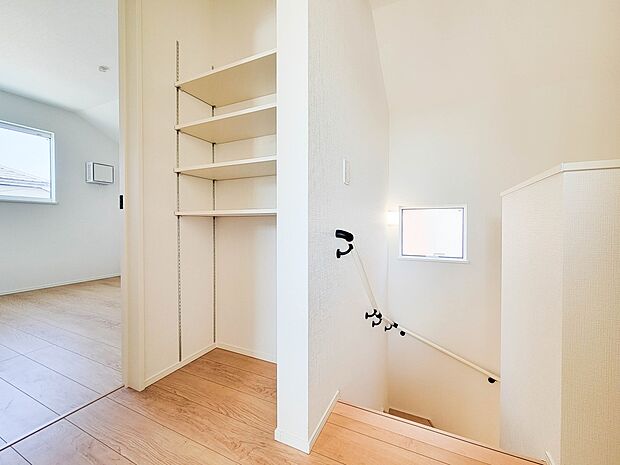 【手すり付き階段】手すりがないと階段の昇り降りで危険なことはもちろん、壁に手をつきながら歩くことで壁紙が汚れやすくなります。すべての方に快適に昇り降りしていただくため、手すりを設置しました。…