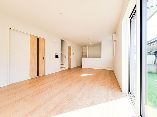 1号棟【ダイニングキッチン】会話でホッとコミュニケーションできるリビング。料理でホッとハピネスになるキッチンなど。人をホッとさせる最新設備・仕様を採用しています。