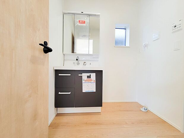 【脱衣所】十分な広さを保った脱衣所