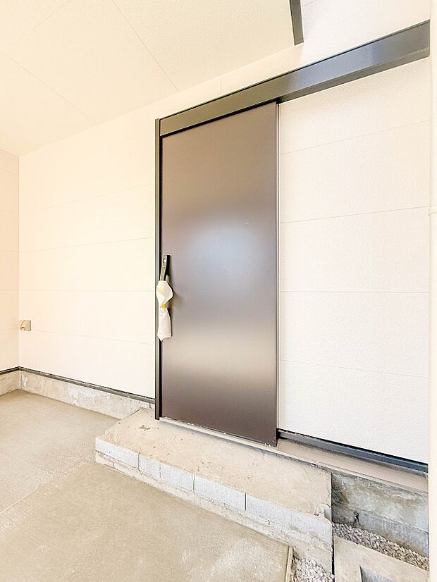 1号棟【玄関】玄関はおうちの顔と言われます。玄関アプローチは、外観デザインの印象を左右します。ご家族の個性を出しながら、素敵な玄関でお客様をお迎えしてください。