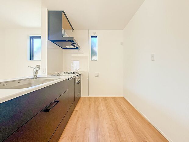 1号棟【キッチン】ナチュラルな自然光の中での調理。会話が弾む対面型キッチン。お洒落な食器類を余裕で収納できるスペース。動きやすい女性目線のキッチン動線。これからはお料理をつくる時間が劇的に変…