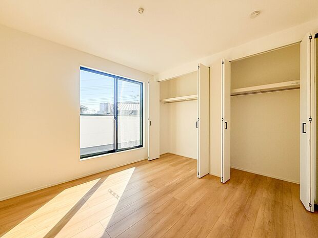 1号棟【洋室6.4帖】充実した生活は伸びやかな居室空間から始まります。快適に・伸びやかに。心の潤いを求める方々へ。