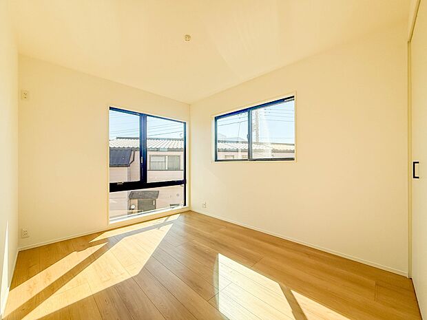 1号棟【洋室6帖】お子様のお部屋にぴったりなクロークを備えたフローリング仕様の洋室です。