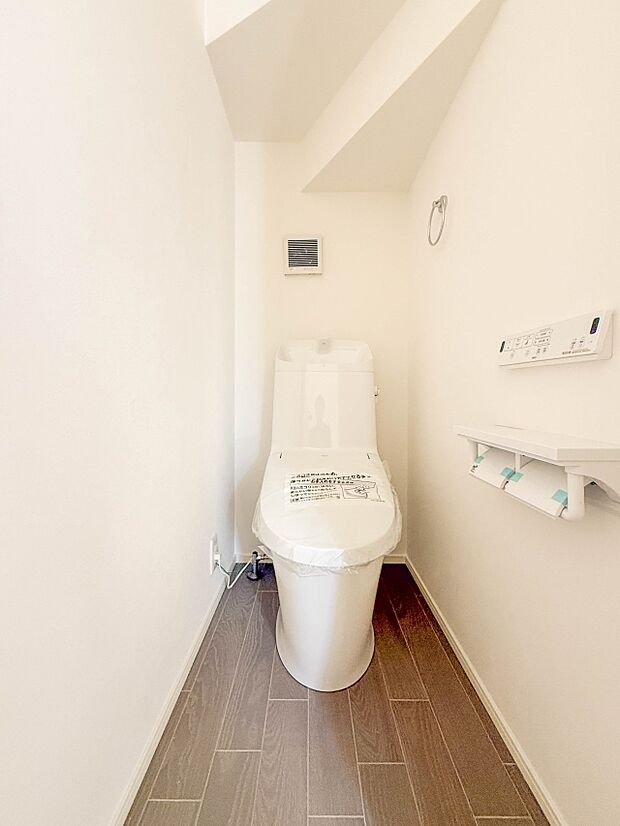 1号棟【トイレ】トイレ・ウォシュレット付。快適で衛生的な洗浄機能付温水シャワートイレです。