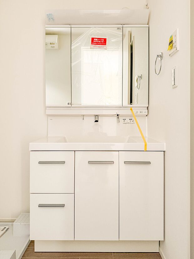 1号棟【洗面台】 十分な大きさの洗面台は、身だしなみチェックや歯磨きなど、朝の慌ただしい時間でもホテルライクなスペースで余裕とゆとりを感じて頂けます。