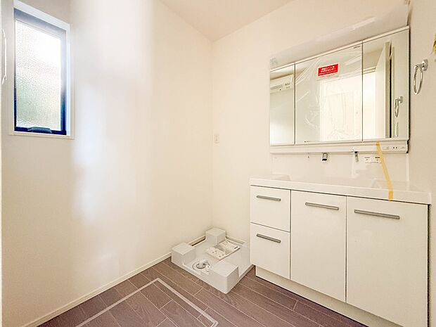 1号棟【脱衣所】洗面所は小さなプライベートスペース。歯磨き、洗顔と毎日施す個人空間。