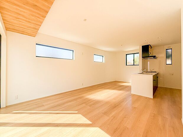 1号棟【LDK15.9帖】会話でホッとコミュニケーションできるリビング。料理でホッとハピネスになるキッチンなど。人をホッとさせる最新設備・仕様を採用しています。